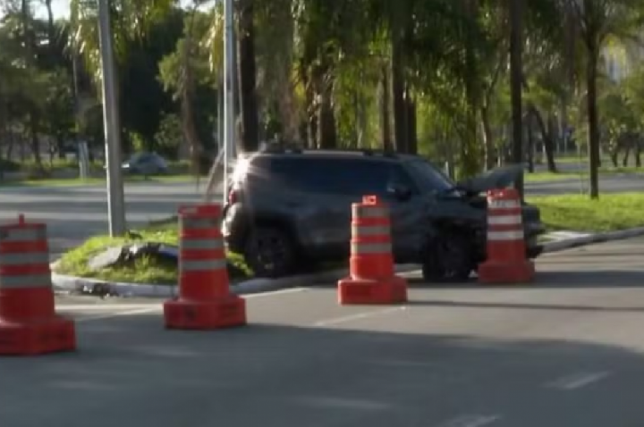 Motorista de carro roubado fura bloqueio e atropela PM