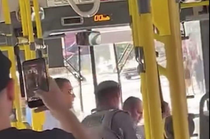 Motorista de ônibus é retirado à força após buzinar para viatura