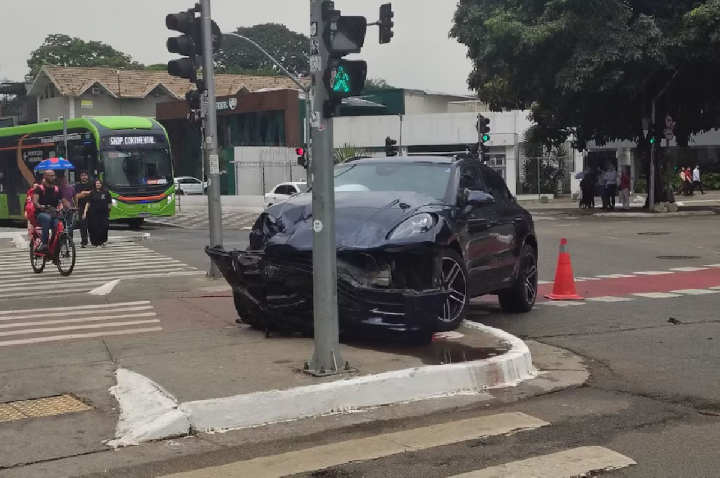 Motorista de Porsche avança sinal e bate em viatura da PM