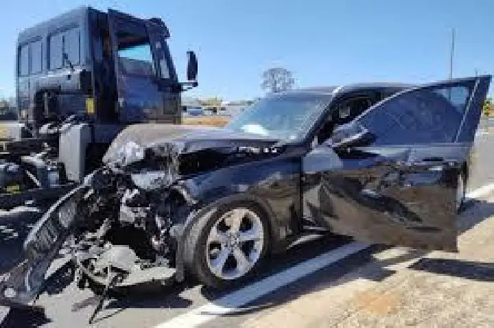 Motorista é socorrida após colisão entre BMW e Gol em Bauru