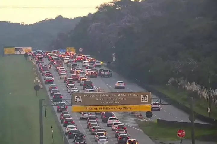 Motorista enfrenta congestionamento na saída de SP pro Carnaval