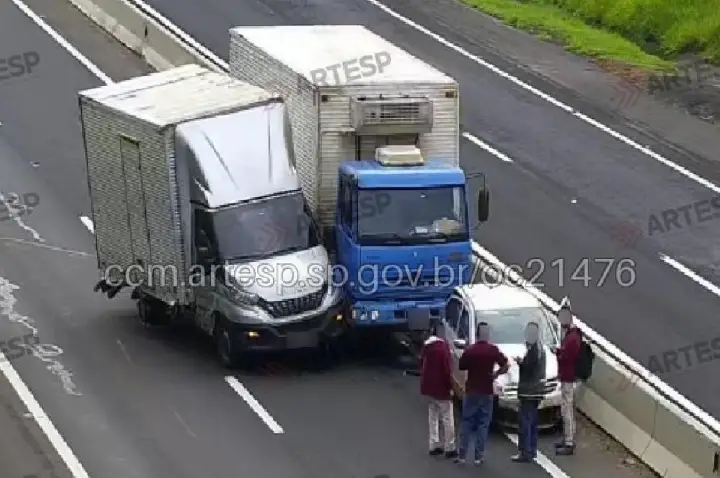Motorista para carro para ajudar caminhoneiro e sofre acidente