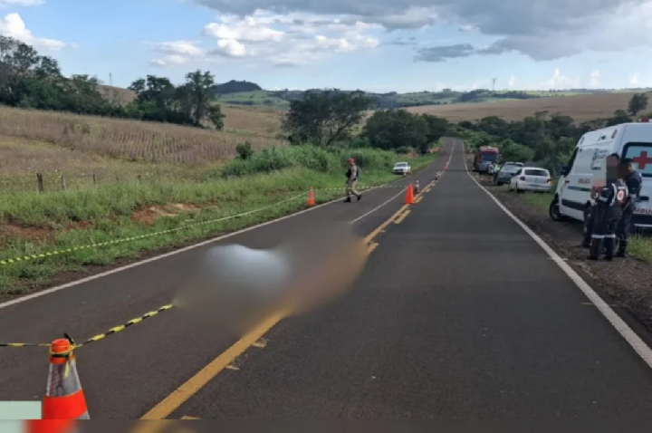 Motorista pula da cabine e morre atropelado pelo próprio caminhão