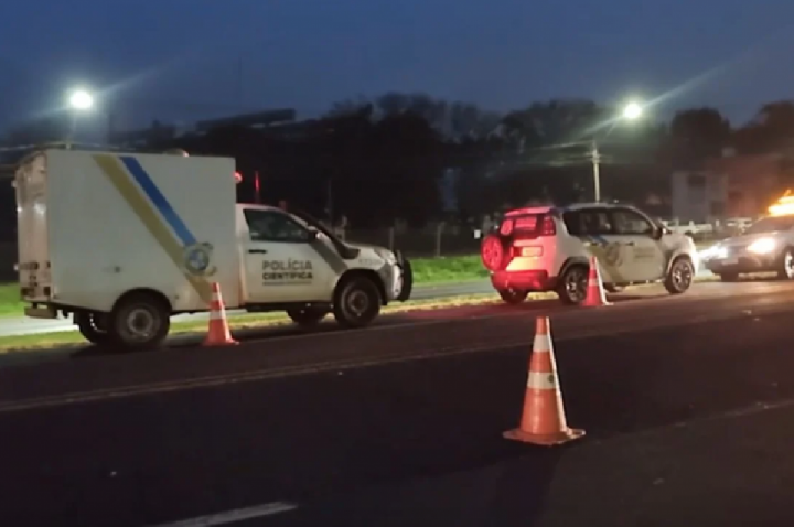 Motorista sai do carro após batida e morre atropelado