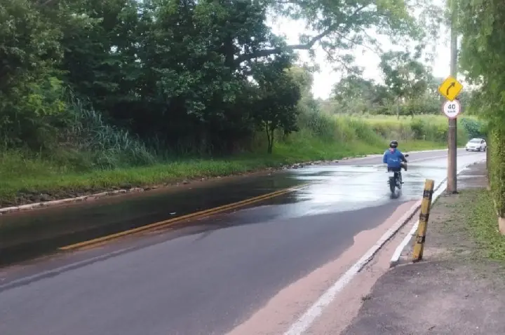 Motoristas se queixam de vazamento de esgoto em via de Bauru