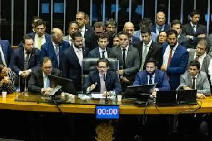 Motta ameaça suspender bolsonaristas por motim na Câmara