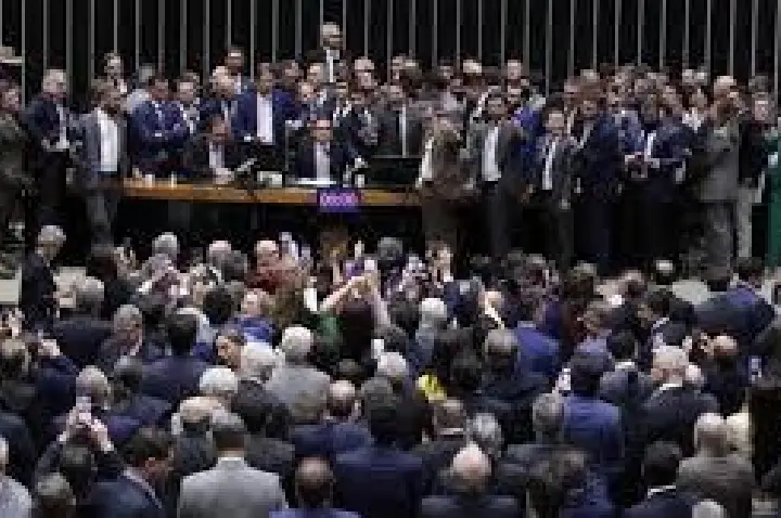 Motta retoma presidência da Câmara após mediação de Lira