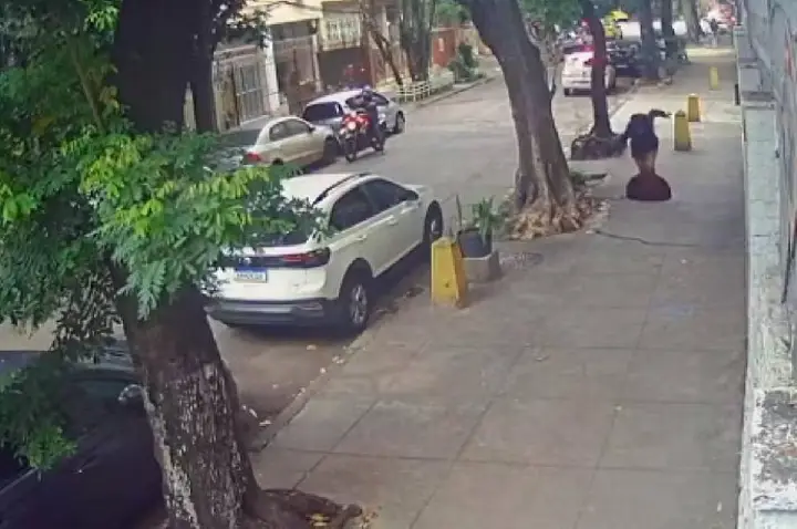 Mulher cai em bueiro após pisar em tampa mal encaixada