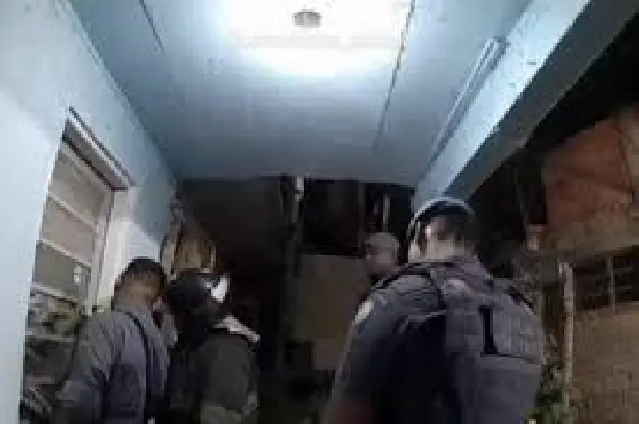 Mulher corta mangueira de gás; explosão fere 3 PMs e ela mesma