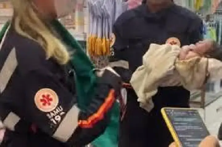 Mulher dá à luz em loja de produtos para bebês; VÍDEO