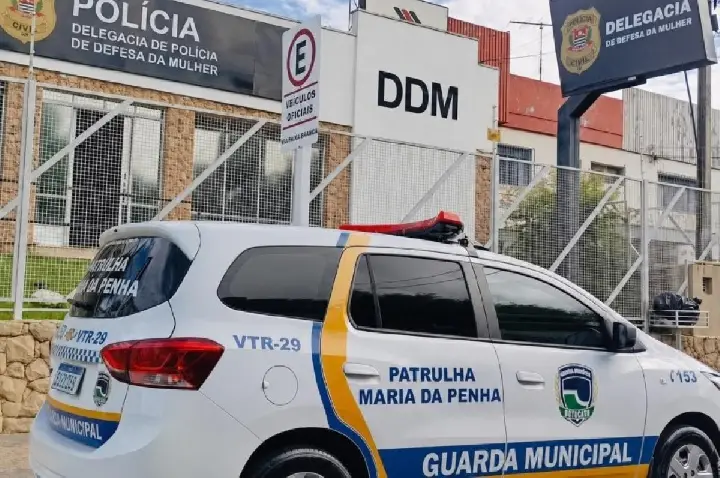 Mulher é asfixiada e agredida com taco de sinuca e chineladas