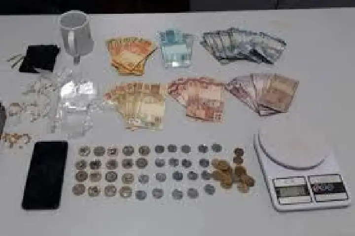 Mulher é flagrada pela PM vendendo droga no intervalo do trabalho