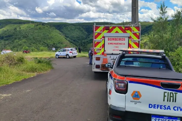 Mulher é resgatada após despencar com o carro em barranco