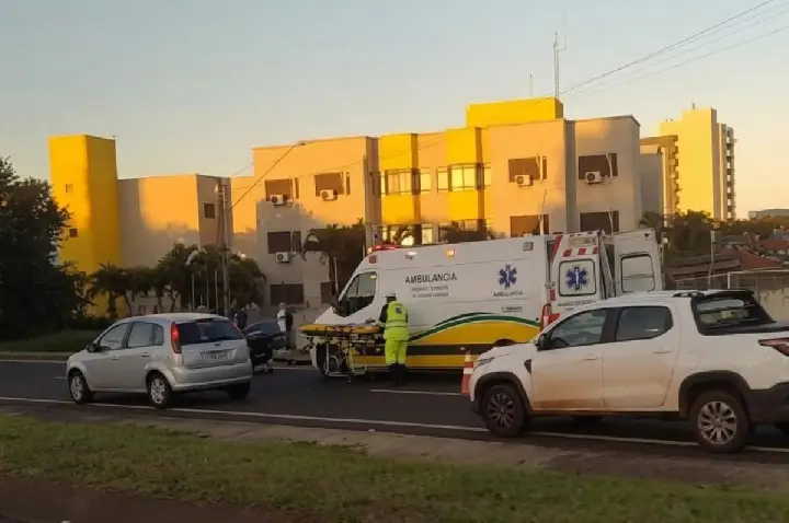 Mulher é socorrida em Bauru após acidente na marginal da Rondon