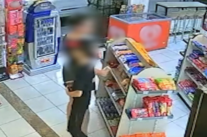 Mulher faz menino de 'escudo' para esconder furto de doce