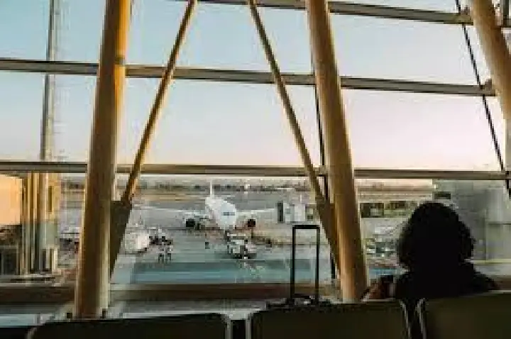 Mulher faz piada sobre mala e é presa em aeroporto