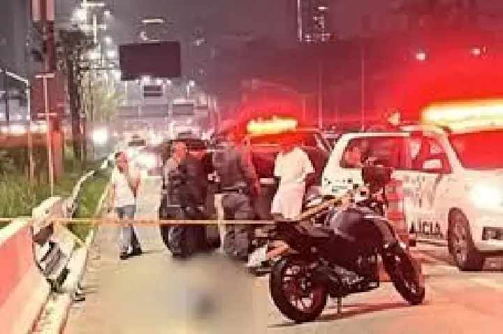 Mulher morre ao bater moto para fugir de assalto em São Paulo