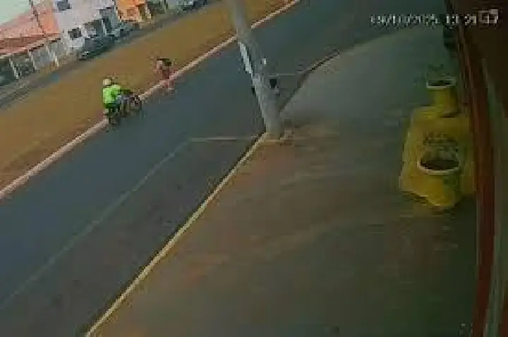 Mulher morre atingida por moto; motociclista também não resistiu