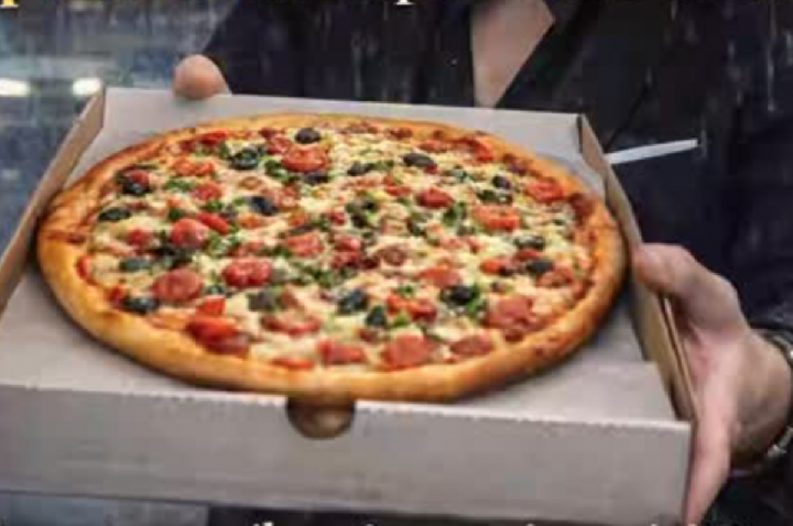 Mulher morre e 113 passam mal após comer pizza