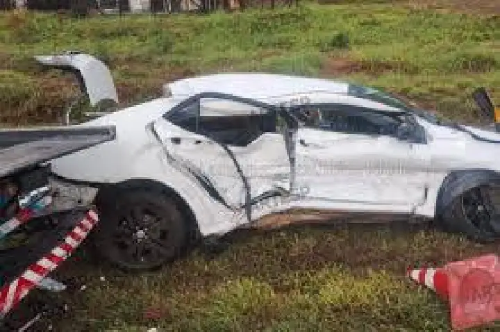Mulher morre em colisão entre carro e guincho de concessionária