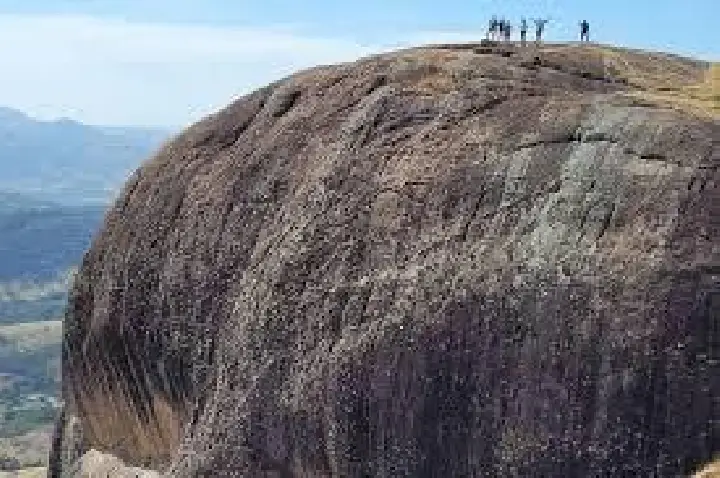 Mulher morre em queda de 90 m de altura durante rapel