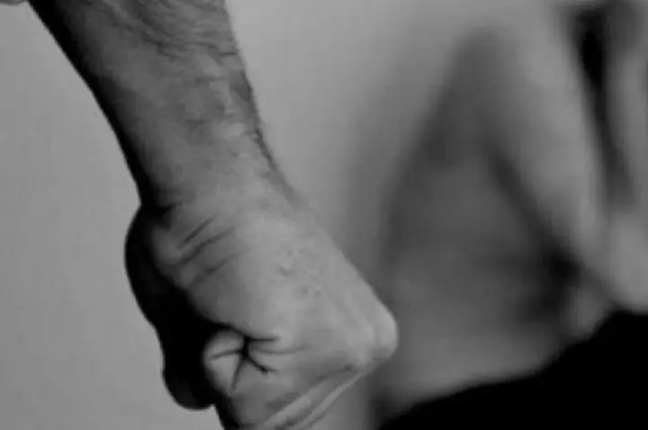 Mulher pede socorro e homem é preso por violência doméstica