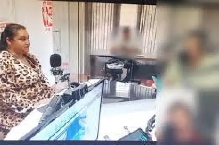 Mulher que admitiu gravidez falsa para pedir dinheiro é presa