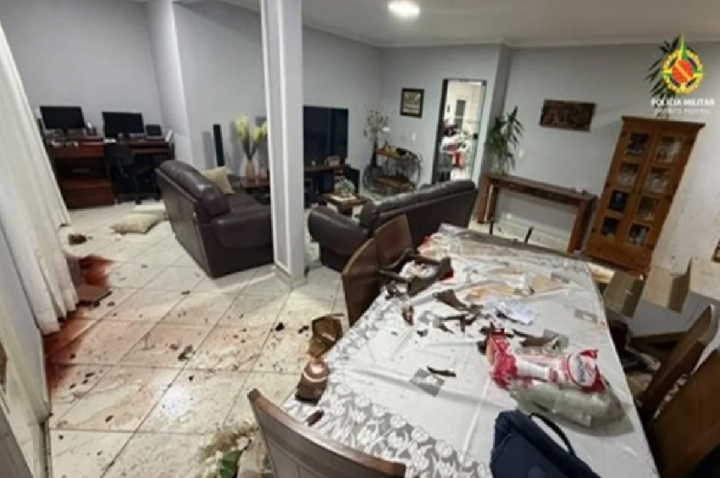 Mulher se tranca em quarto após filho começar a disparar arma