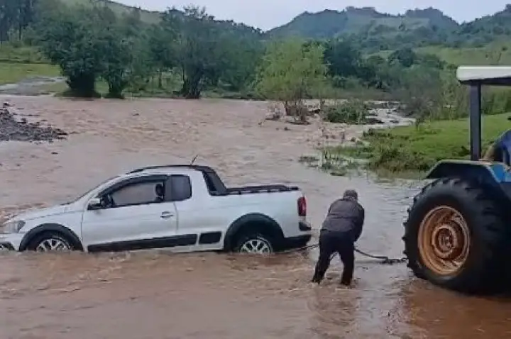 Mulher tenta atravessar rio e carro é arrastado pela correnteza