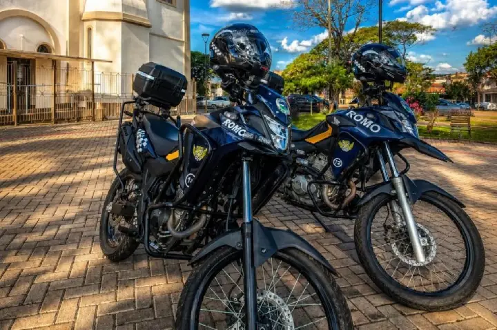 Mulher usa carro para colidir várias vezes contra o ex e é presa