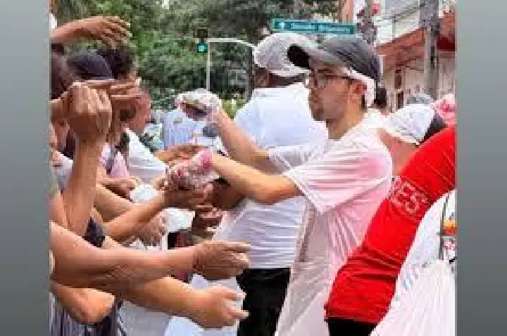 Multidão devora 305 bolos em 5min no aniversário de S. Paulo