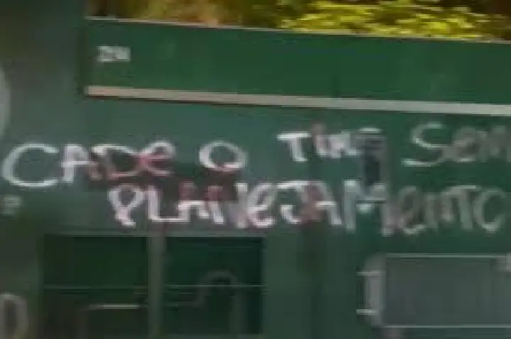 Muro do Allianz é pichado após Palmeiras ser goleado