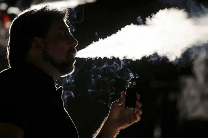 Na onda dos vapes, geração Z fuma mais e pode pressionar saúde