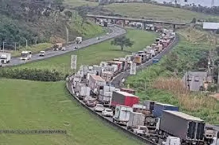 Na saída para o feriado, rodovias acumulam 634 km de lentidão
