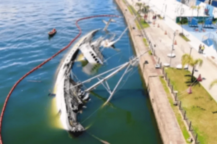 Navio histórico tomba no porto de Santos e será retirado do local