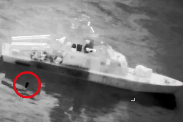 Navios são atingidos e cargueiro pega fogo no Estreito de Ormuz