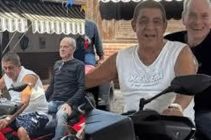 Ney Matogrosso dá rolê na garupa de Zeca Pagodinho