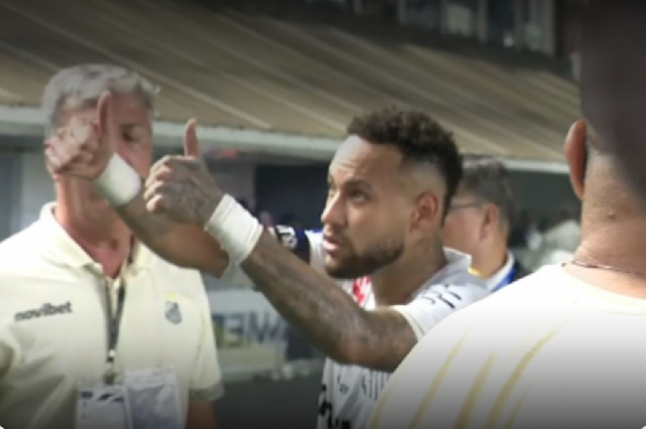 Neymar bate-boca com torcedor após empate do Santos