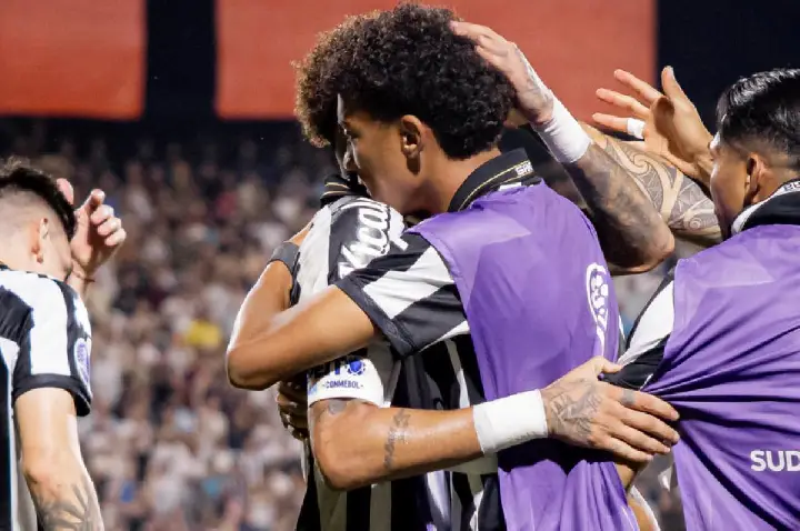Neymar marca, festeja com Robinho Jr., mas Santos tropeça