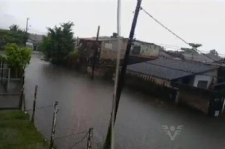 No Vale do Ribeira, moradores evacuam áreas em meio a enchentes