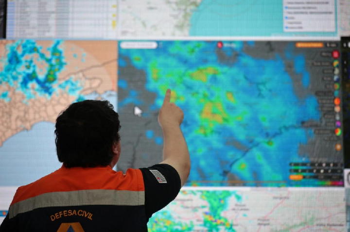 Nova frente fria deve causar temporal e intensas rajadas de vento