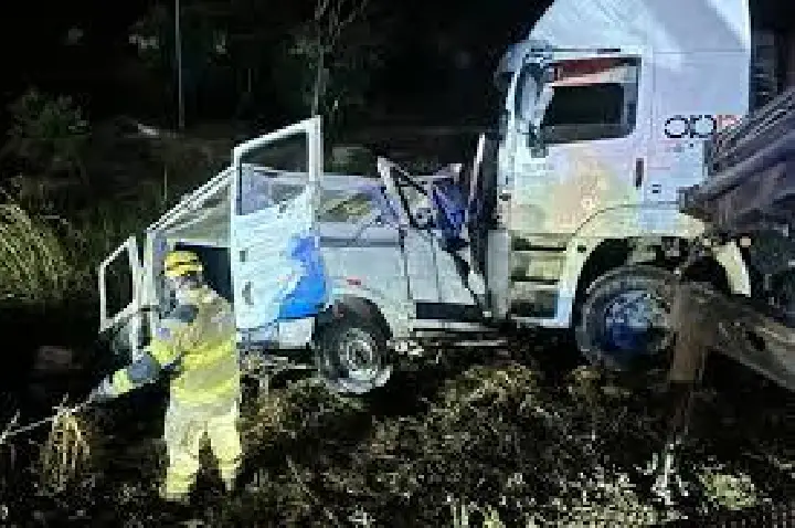 Nove pessoas morrem em colisão entre van e carreta no norte de MG