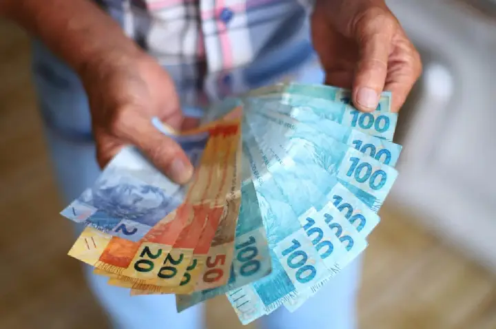 Novo salário mínimo começa a ser pago nesta segunda