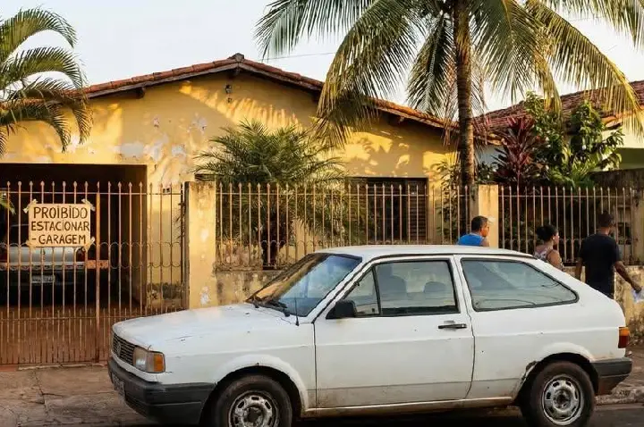O que diz a lei sobre estacionar na frente da própria garagem?