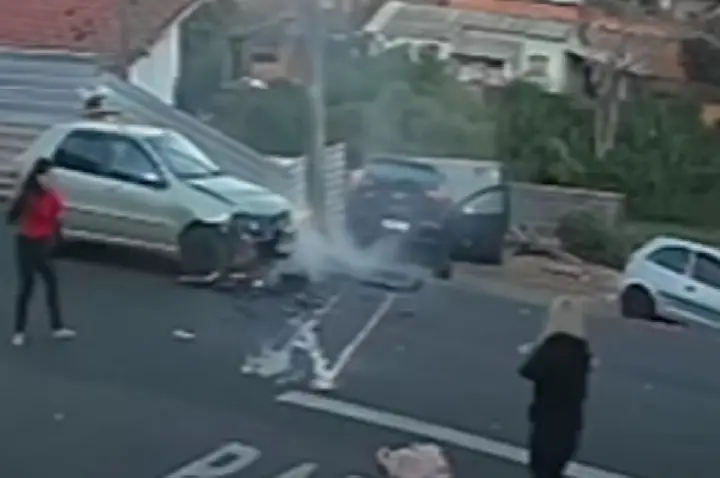 Ocupantes deixam carro após batida e veículo desce ladeira; VÍDEO