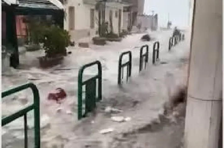 Ondas gigantes invadem cidades da Itália; imagens chocam; VÍDEO