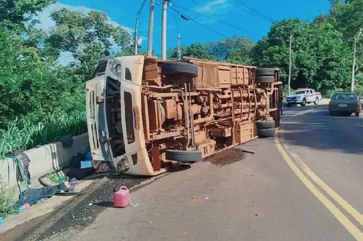 Ônibus com trabalhadores tomba na Serra de São Pedro e deixa 13 feridos