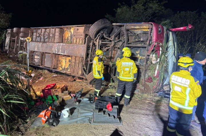 Ônibus de turismo com 67 a bordo capota; há mortos e feridos