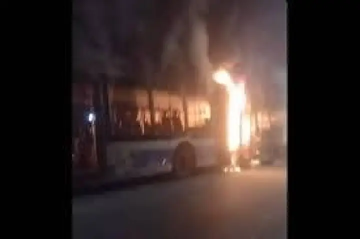 Ônibus é incendiado com passageiros dentro do veículo; VÍDEO