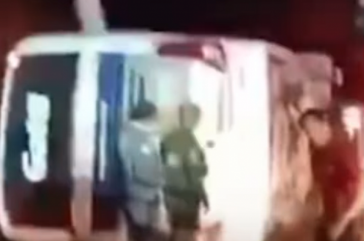 Ônibus fretado com funcionários do Mercado Livre tomba na pista